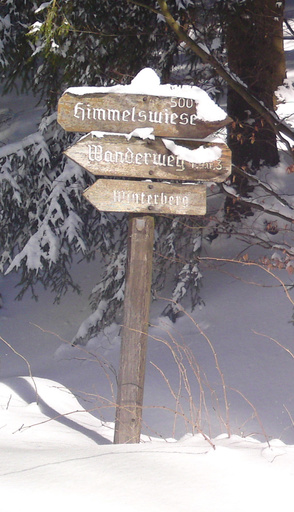 Wegweiser in der Nähe des Ferienhauses